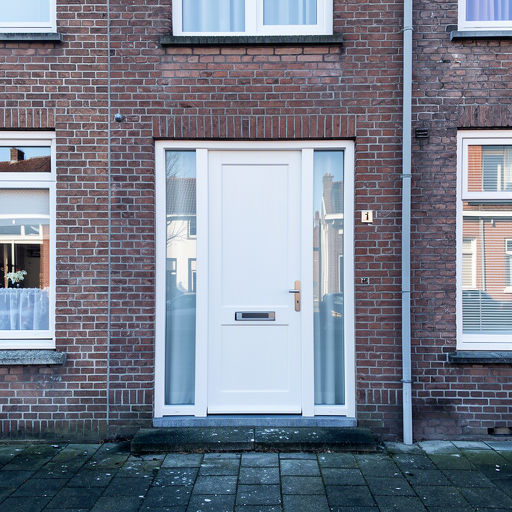 Kunststof voordeur aan de voorgevel van een woning in Den Bosch